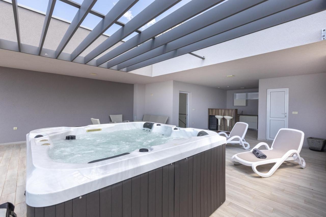 Toni With Pool And Jacuzzi Villa Makarska