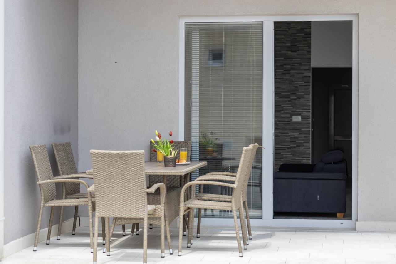 Toni With Pool And Jacuzzi Villa Makarska