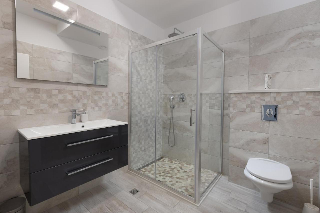 Toni With Pool And Jacuzzi Villa Makarska